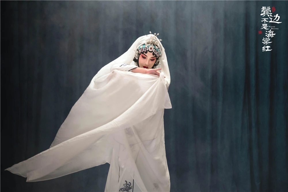 Tan Jianci plays Chen Renxiang, white gauze