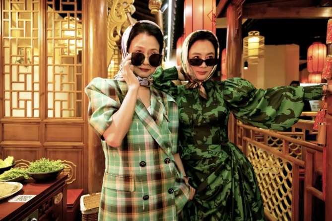 "Aunt's World" stills