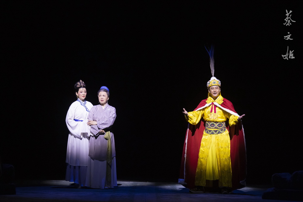 Liu Hui (right) as King Zuo Xian