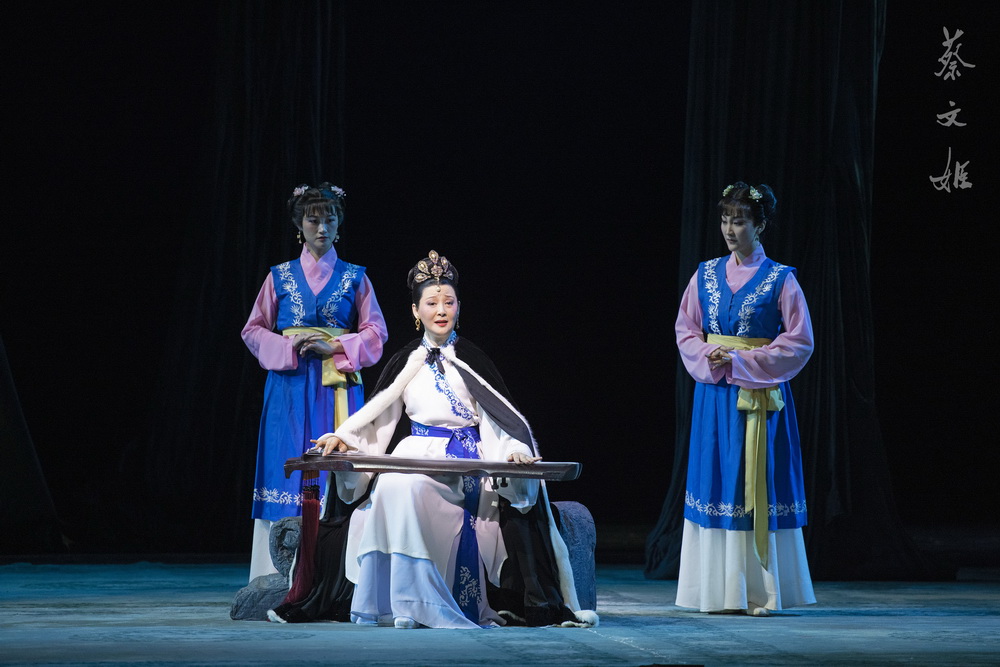 Xu Fan as Cai Wenji (middle)