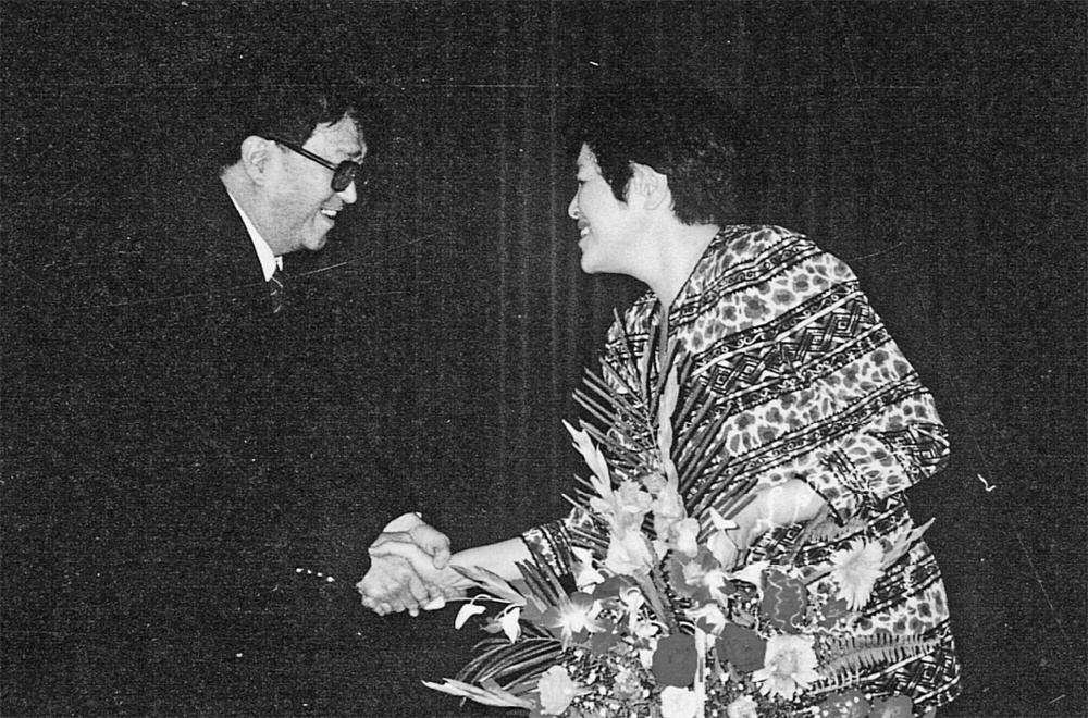 In 1998, Huang Shuqin congratulated Xie Jin on his 50th year of filming.
