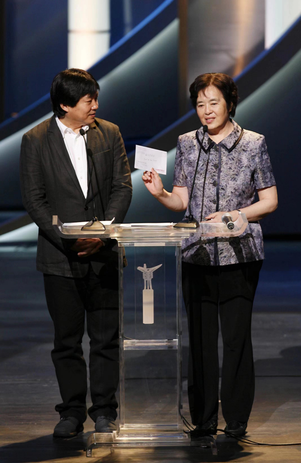 At the 11th Shanghai International Film Festival, director Huang Shuqin presented the Best Director Award as the guest of honor.