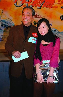 Zeng Jiang and his daughter Zeng Muxue. After the divorce that year, the mother and daughter lived together, and the relationship with the father had a modern gap. Later, Zeng Muxue studied at the Academy of Performing Arts and devoted himself to drama, and Zeng Jiang also participated in the performance of the Hong Kong Repertory Theatre in due course, and the father-daughter relationship improved greatly.