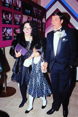 Zeng Jiang and Deng Gongbi have a daughter named Zeng Muxue, which means "admiration for Snow White". Back then, Snow White also called to congratulate him on the birth of his daughter. The daughter later entered the drama circle.