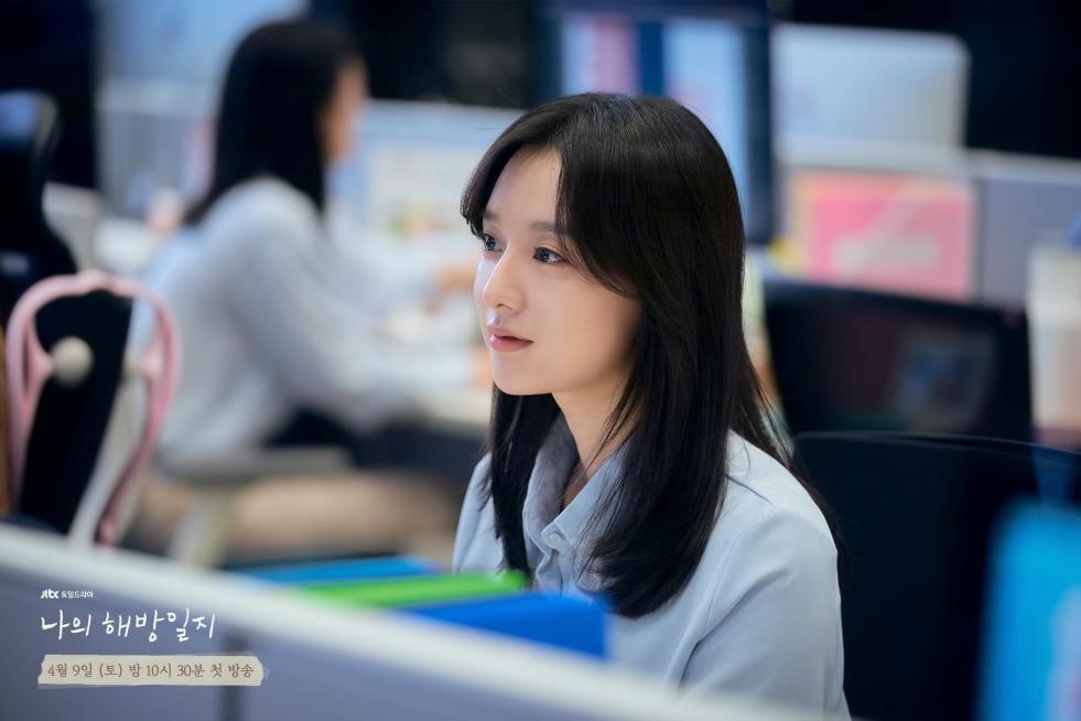 Younger sister Lian Mi-jung (played by Kim Ji-won)