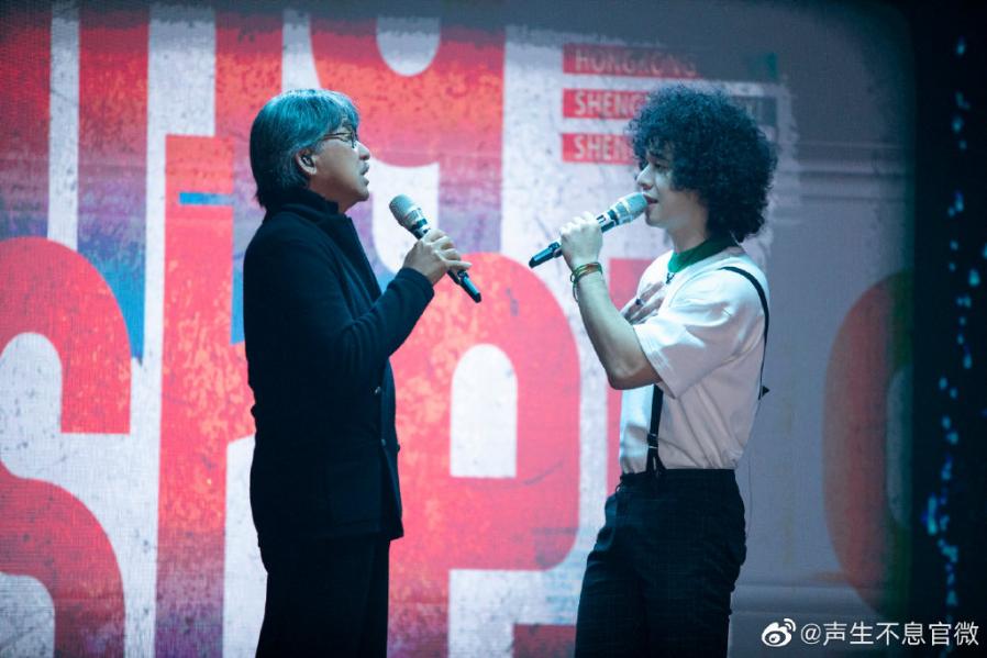 Lin Zixiang and Zeng Bit sing "Bicycle"