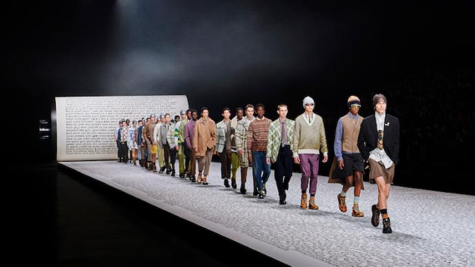 Luxury brands want to play false, Dior China Yuan Universe first exhibition "on the road"