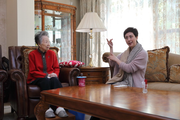 Li Qianghua (left) focused on listening to Shi Yihong's "Dream of Spring". Photo by Qi Qi, Shanghai Grand Theater
