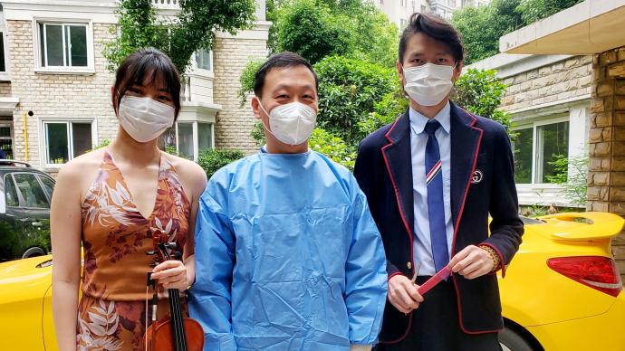 Good neighbor of China! The barber cuts hair for free, and she plays "The Lonely Brave" for everyone