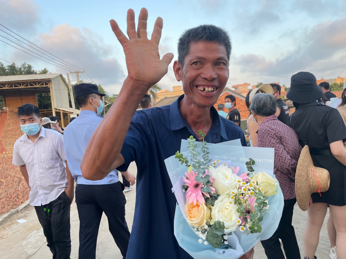 Performing on the stage, Yu Jinying's father received flowers