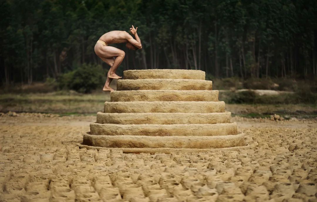 Experimenting at the seaside, Yu Jinying's movements are very similar to sheep