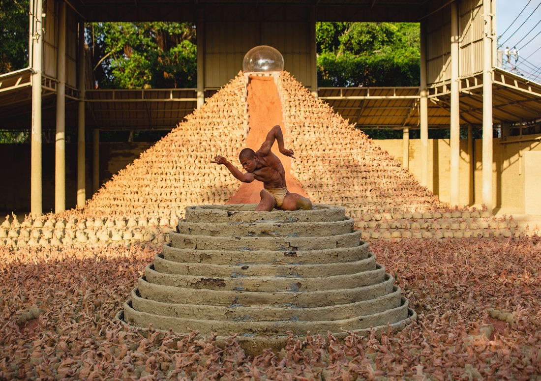 Performing on the stage, Yu Jinying dances on the high stage