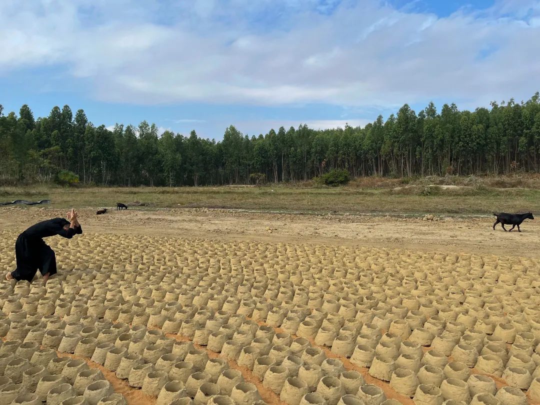 Experimenting at the seaside, Yu Jinying was photographed rehearsing