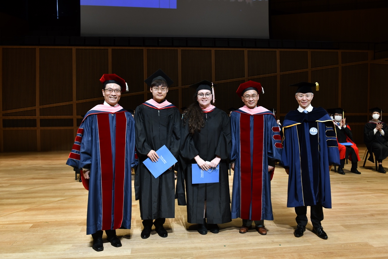 He Wei (first from the left) took a group photo with the graduates