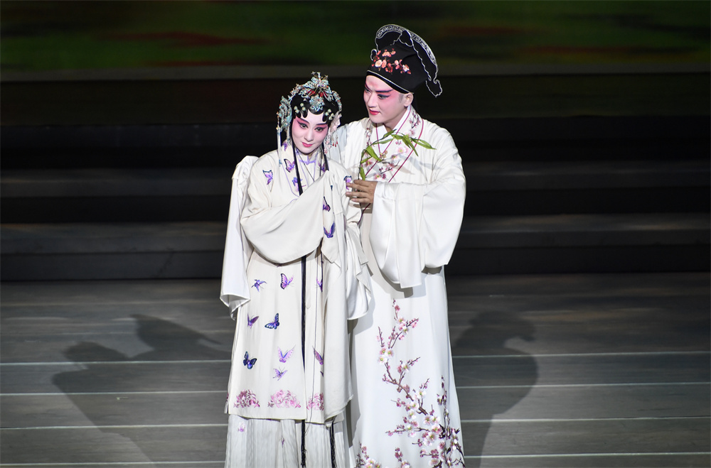 Stills of the youth version of "The Peony Pavilion"