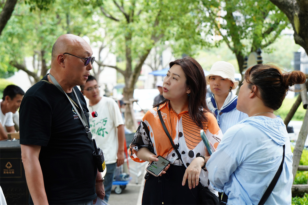 Director Deng Anning (left) and producer Yuan Yumei (middle) communicate on the set.
