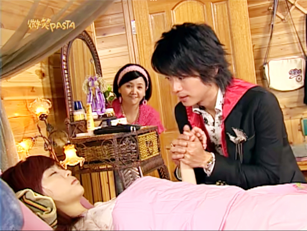 Even the hostess's mother is on the head...