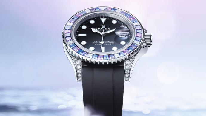 Put on the diving watch made for her and be a sister who rides the wind and waves
