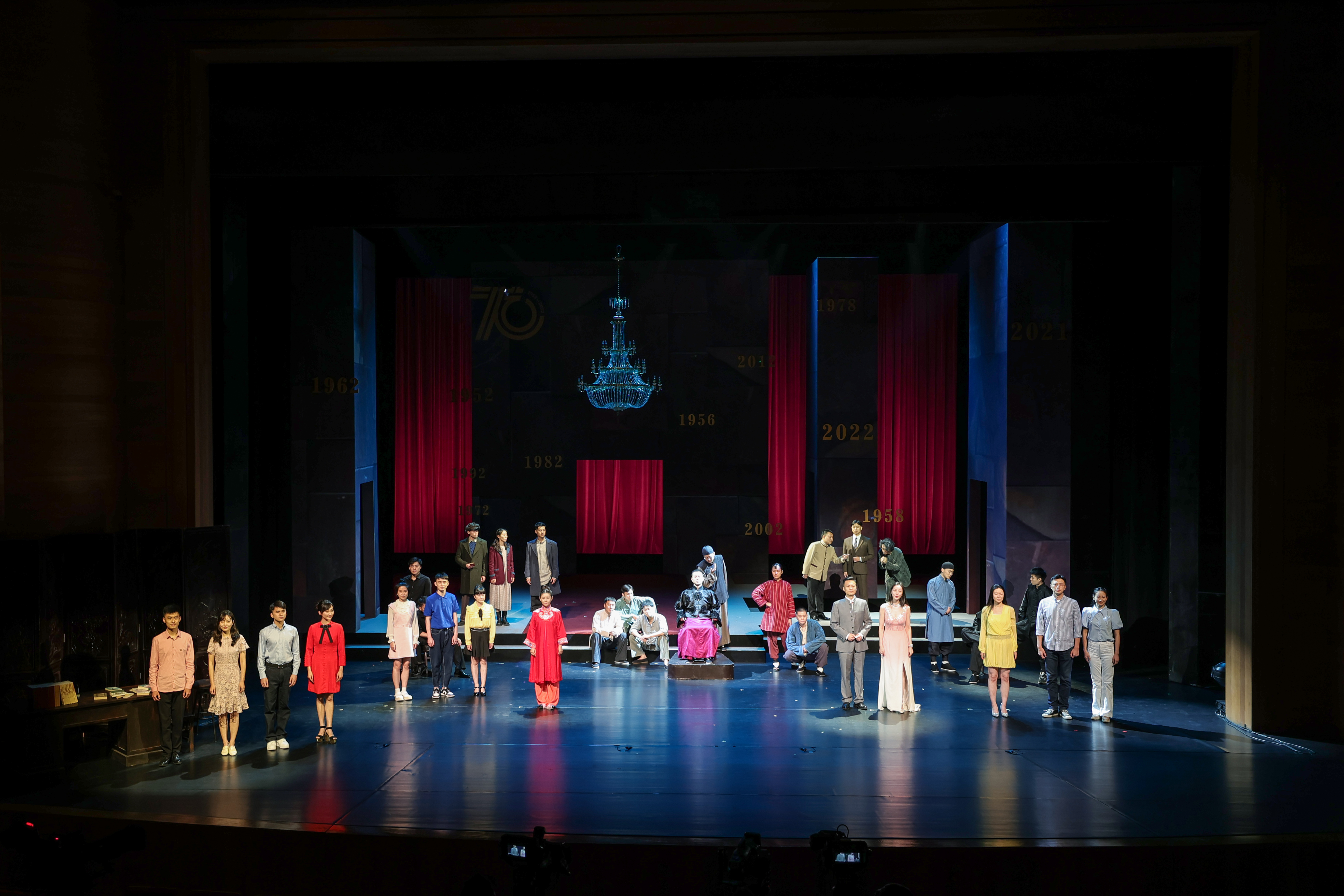 More than 20 young actors from Beijing Renyi recited "Salute to the Drama" together