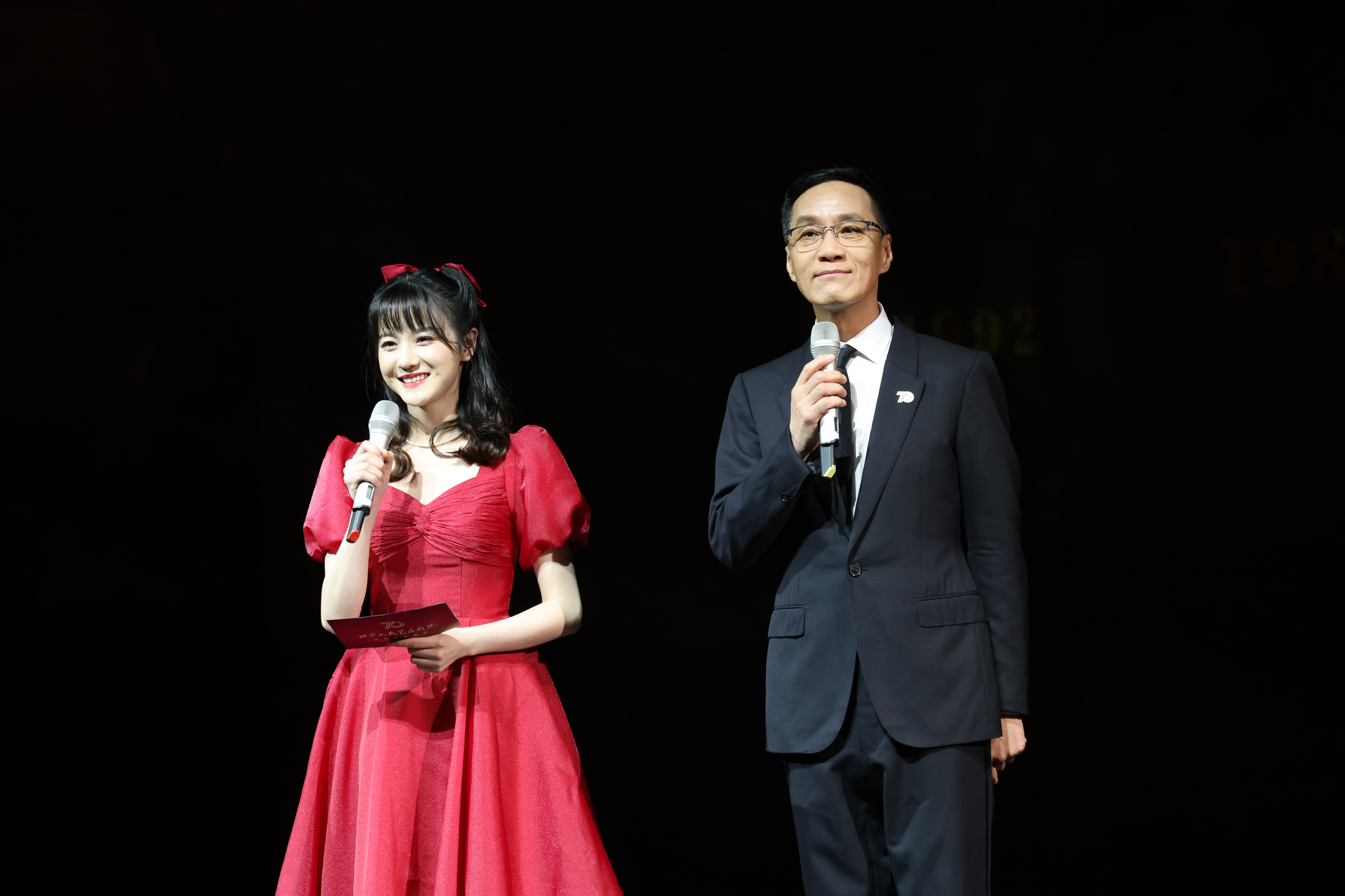 The performance was co-hosted by the vice president of Beijing Renyi, the famous actor Feng Yuanzheng, and the representative of Renyi young actor Wu Yuchenning