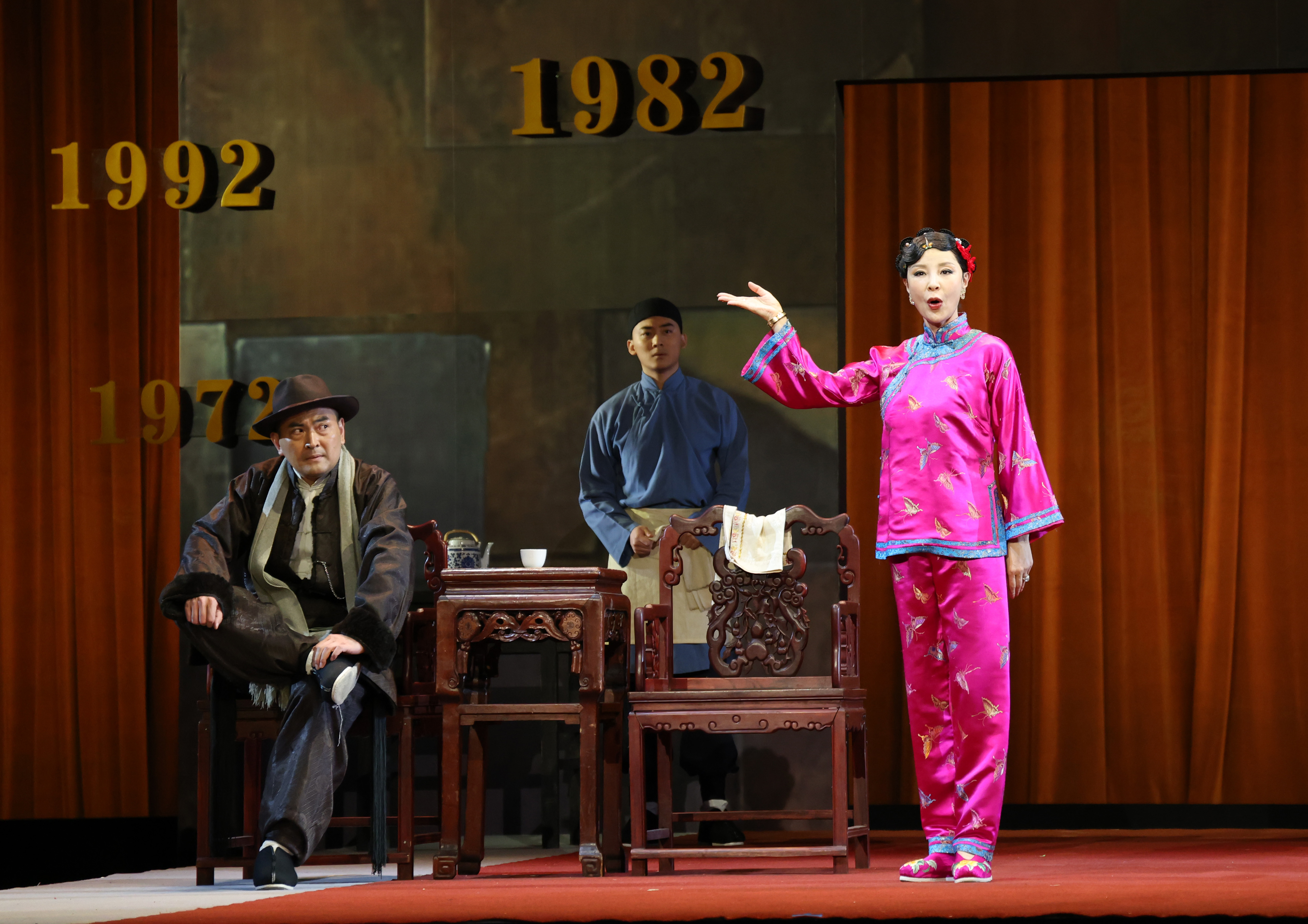 Stills of "The First Floor in the World", Yue Xiuqing (right) as Jade Chick
