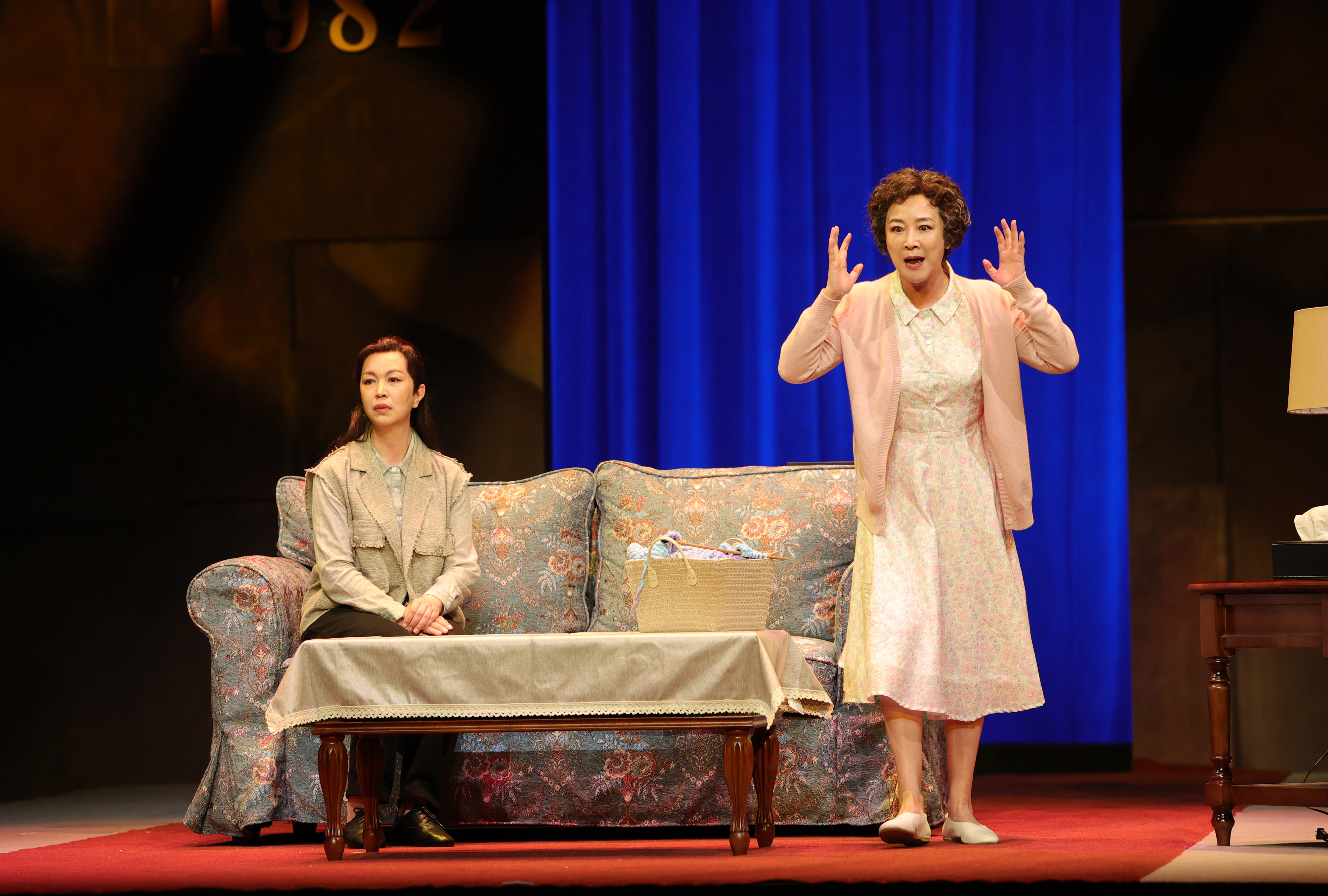 "Good Night, Mom" stills, Gong Lijun (left) plays the daughter, Chen Xiaoyi plays the mother