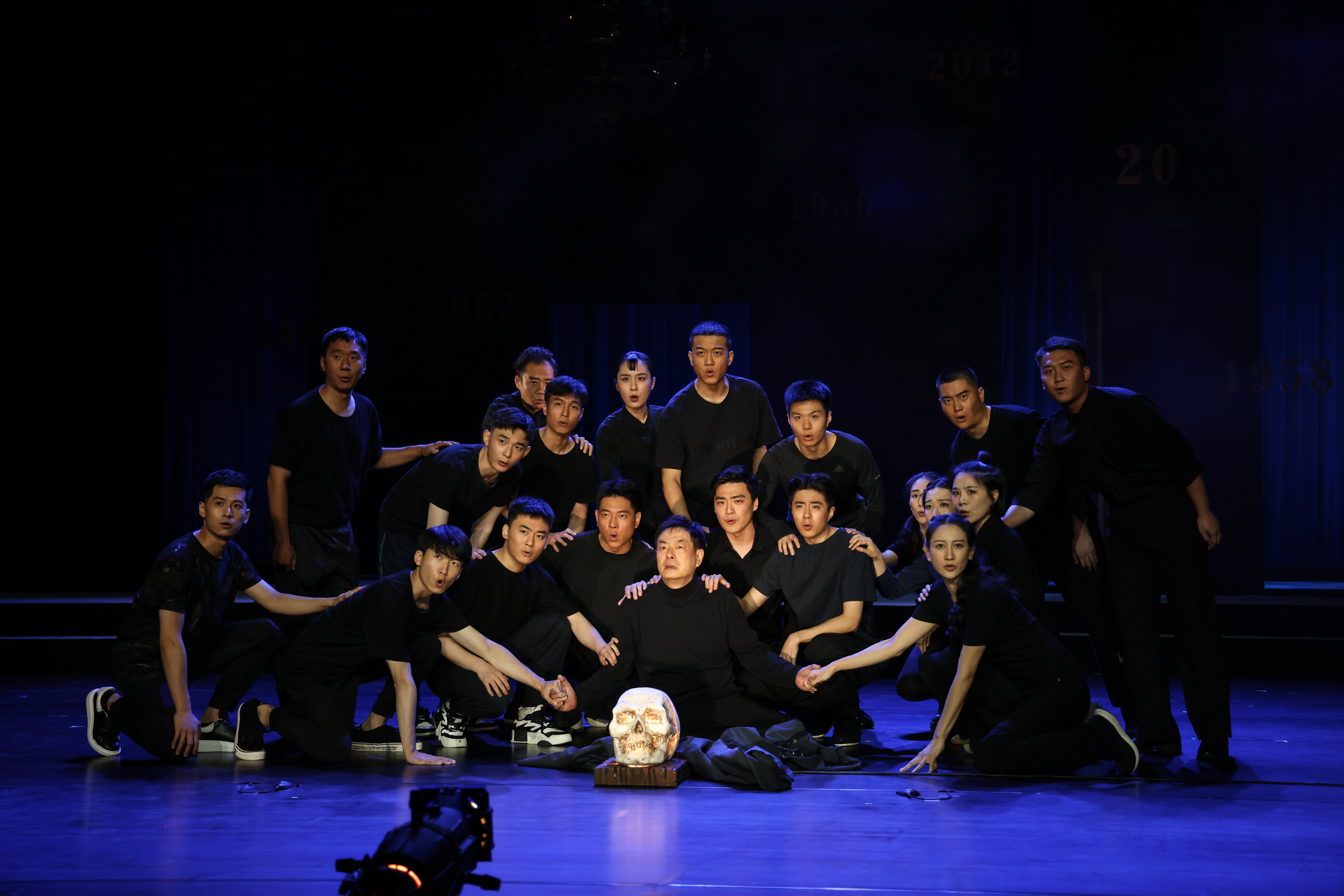 Stills of "Hamlet", Pu Cunxin (middle) and young actors form a new group