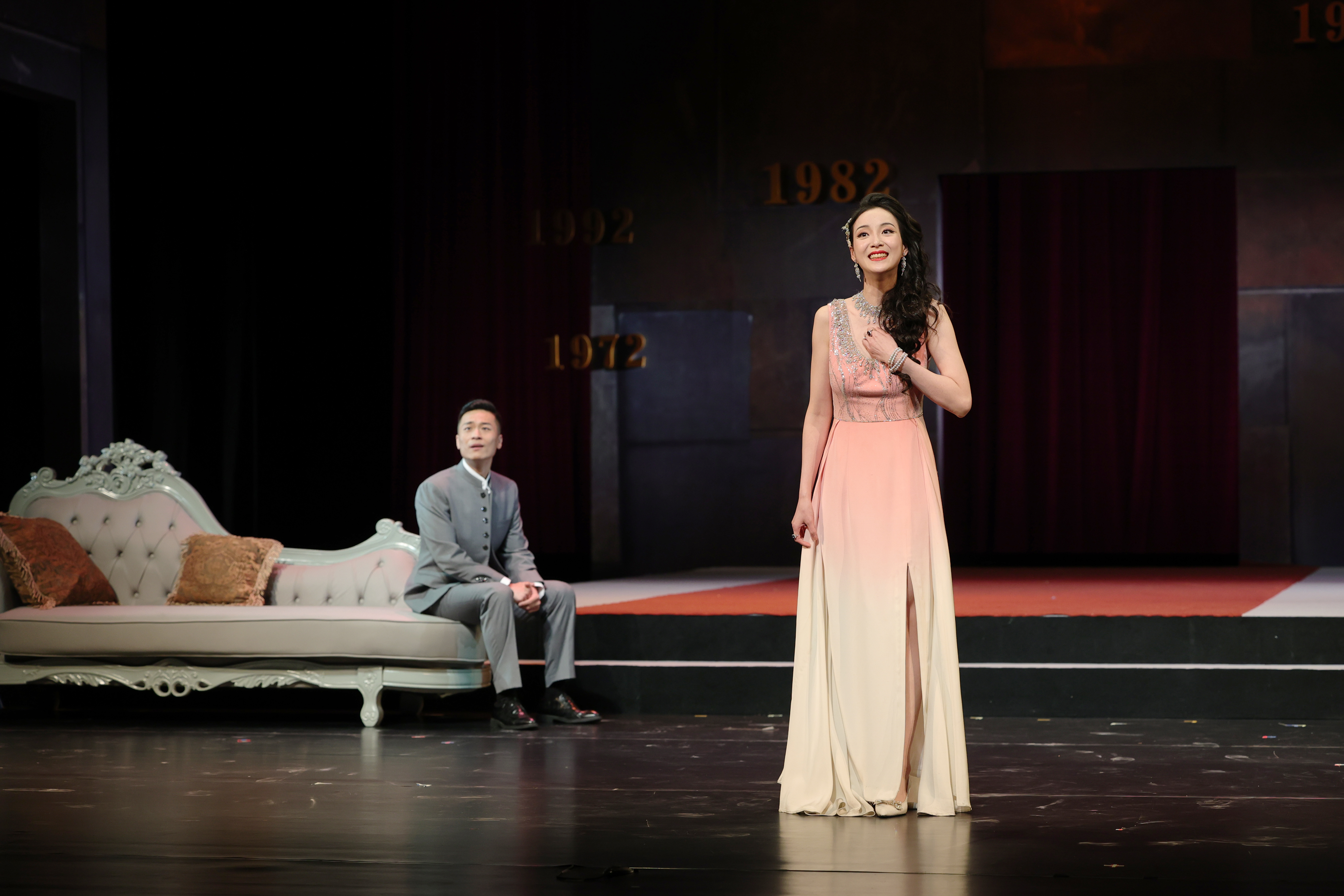 "Sunrise" stills, Chen Bailu played by Lu Lu and Fang Dasheng played by Yang Mingxin