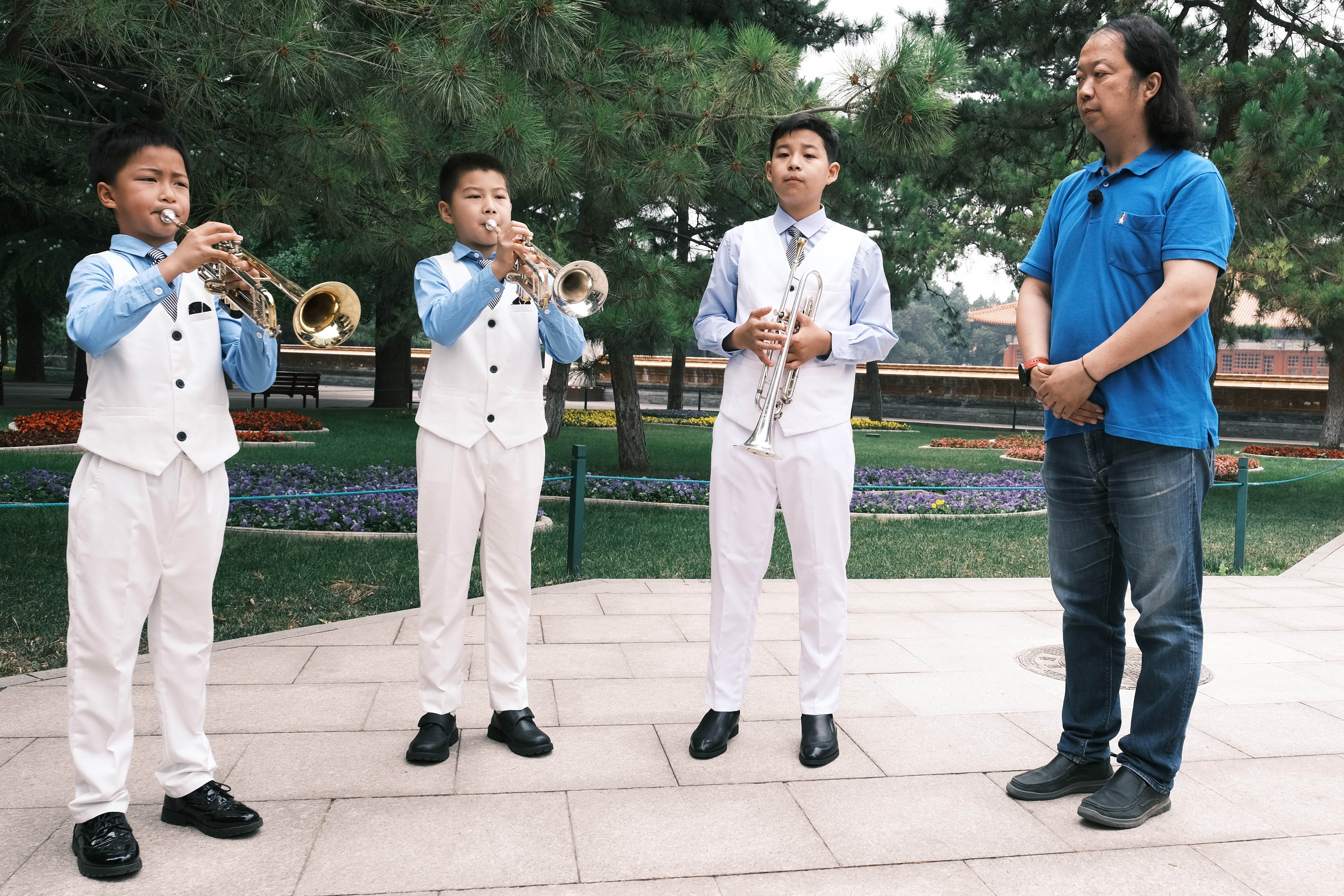 Trumpet player Zhu Guang led three trumpet players Zhu Deen, Liang Tong and Liu Haoran who participated in the opening ceremony of the Winter Olympics to play "My Motherland and Me"