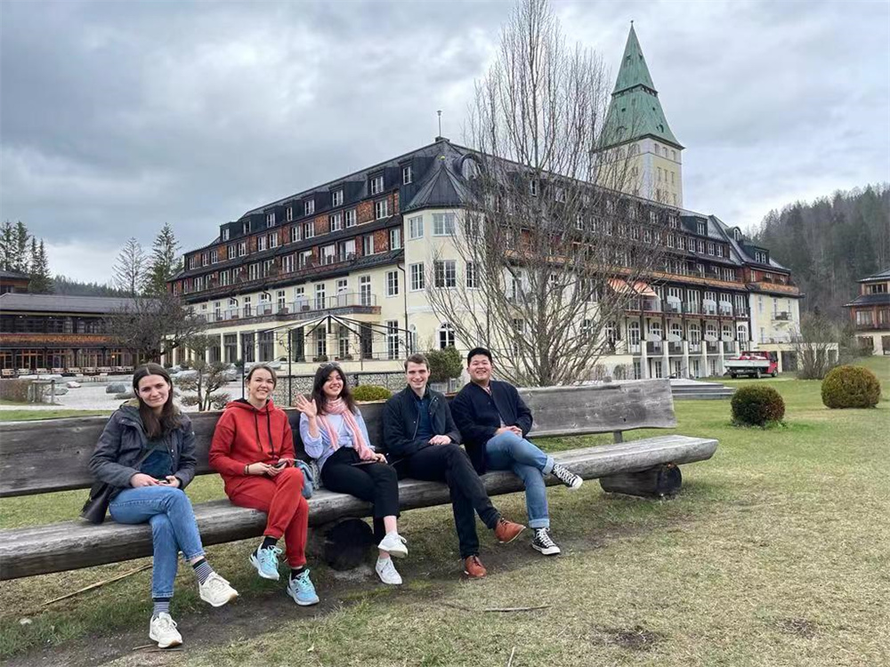 A group photo of Zeng Yun and her tour partners