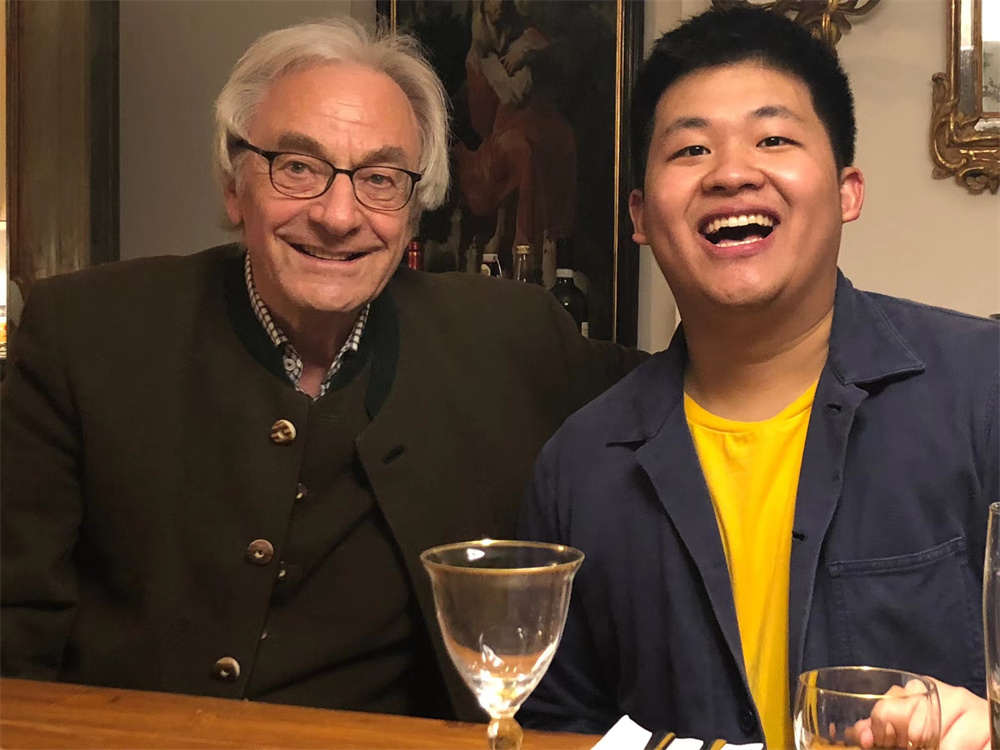 Zeng Yun took a group photo with the German teacher.
