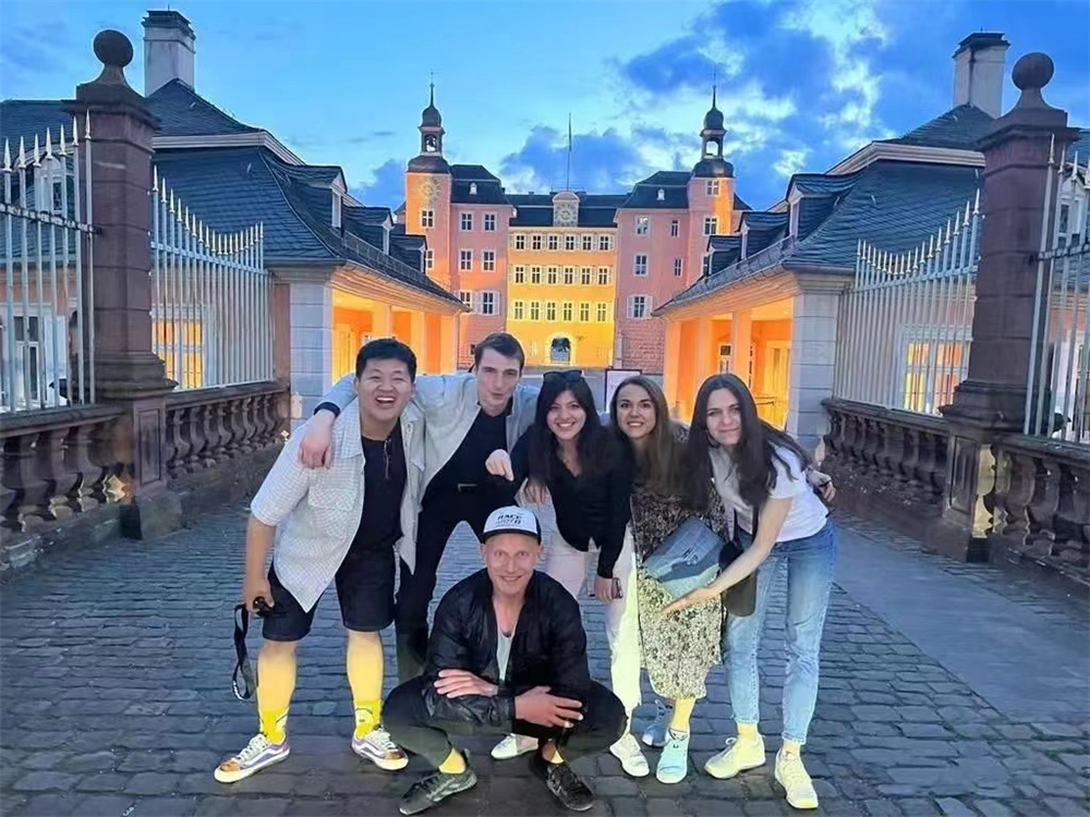 Zeng Yun is in Germany, and he is still a photography enthusiast with a camera in his hand.