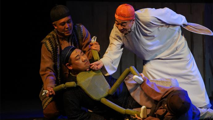 Cross talk "come to the stage and bow", the National Grand Theater performance of the drama "Fu Shou Quan" ended