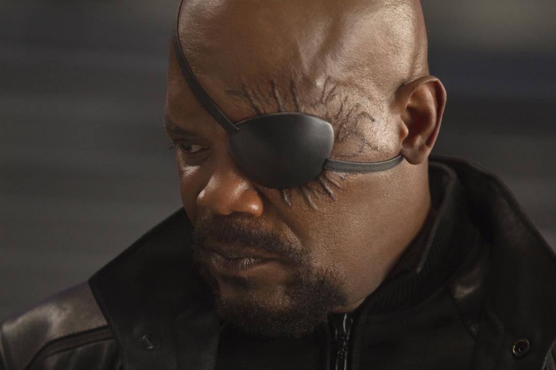 The director in the "Iron Man" easter egg (above) and the director in "The Avengers" (below) seem to have no major changes in shape. But the details are more sinister and ruthless.