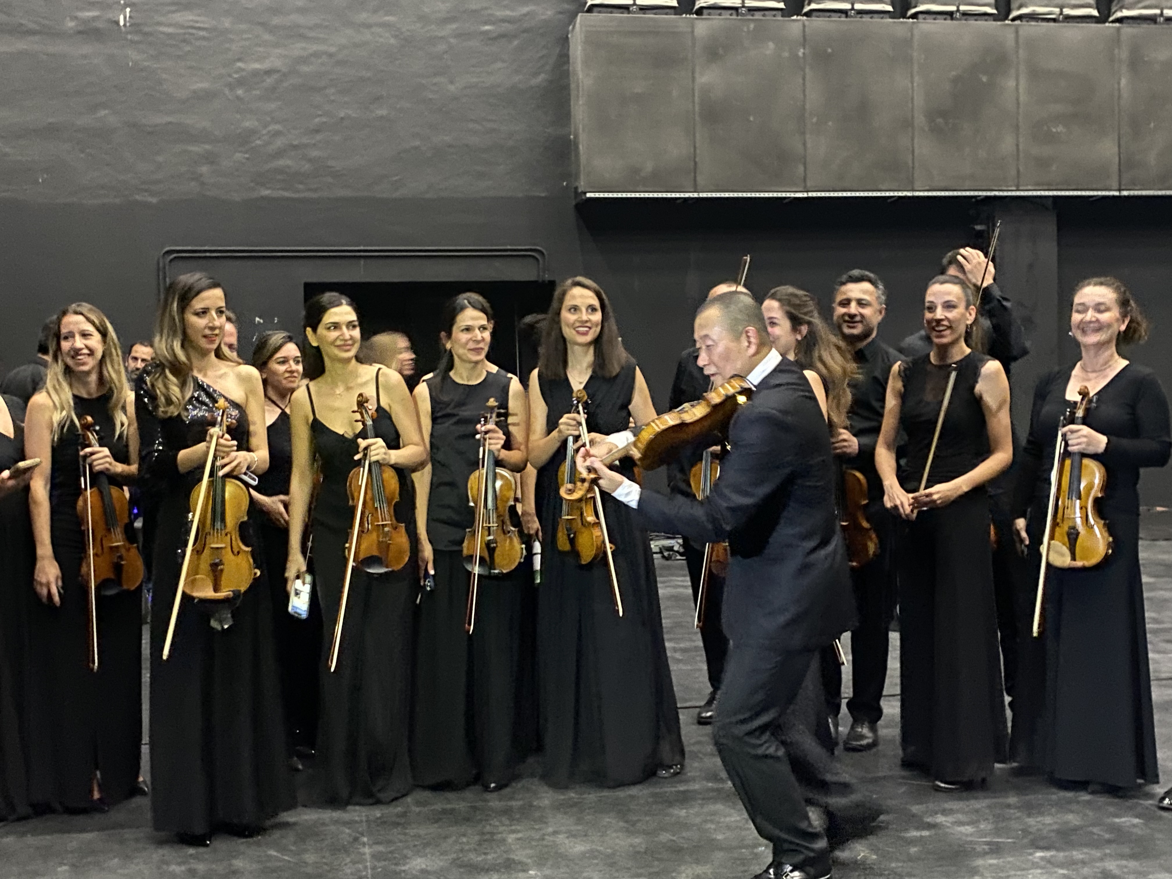 Tan Dun is having fun with the musicians of the orchestra backstage