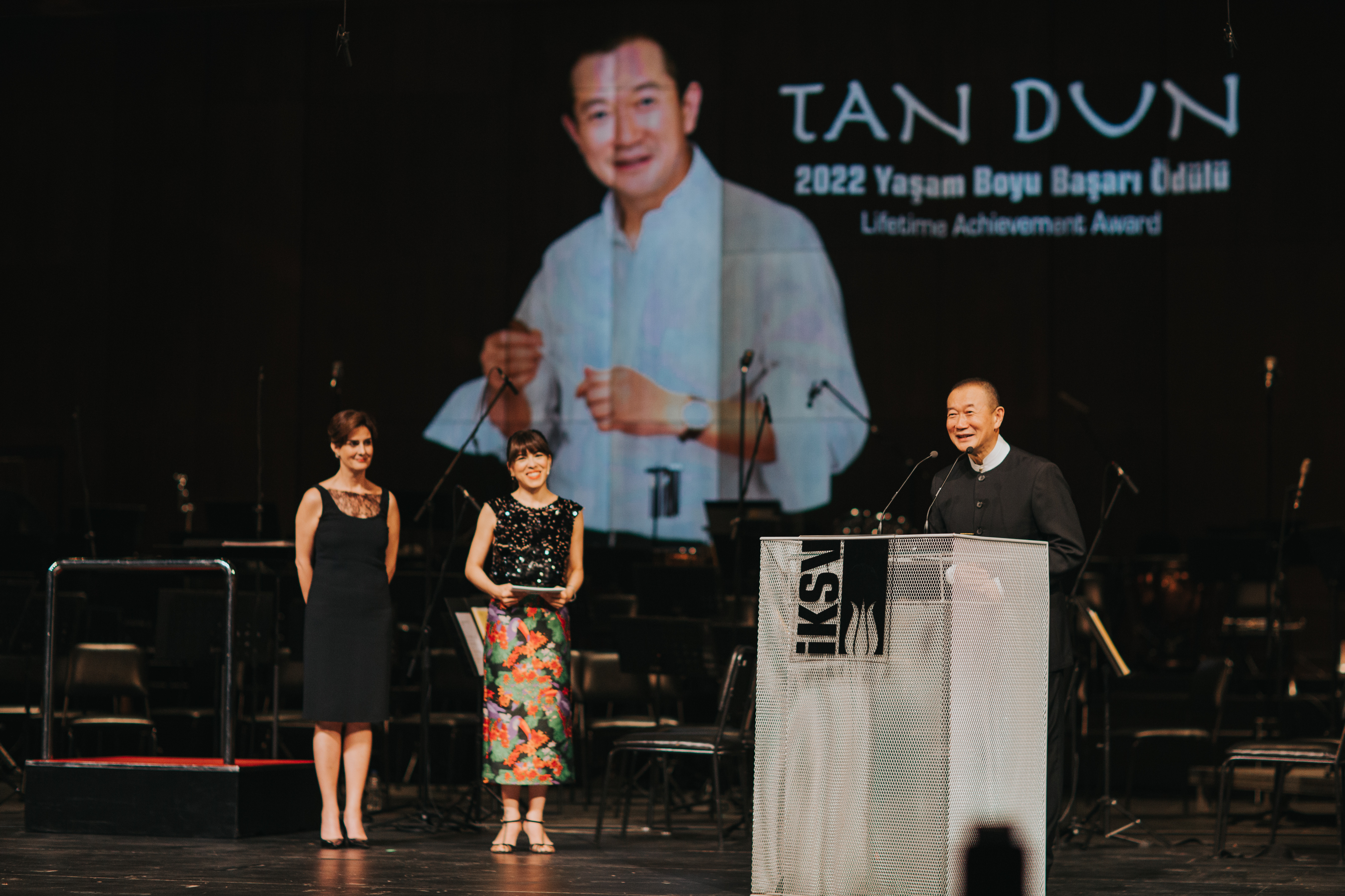 Tan Dun accepting the award