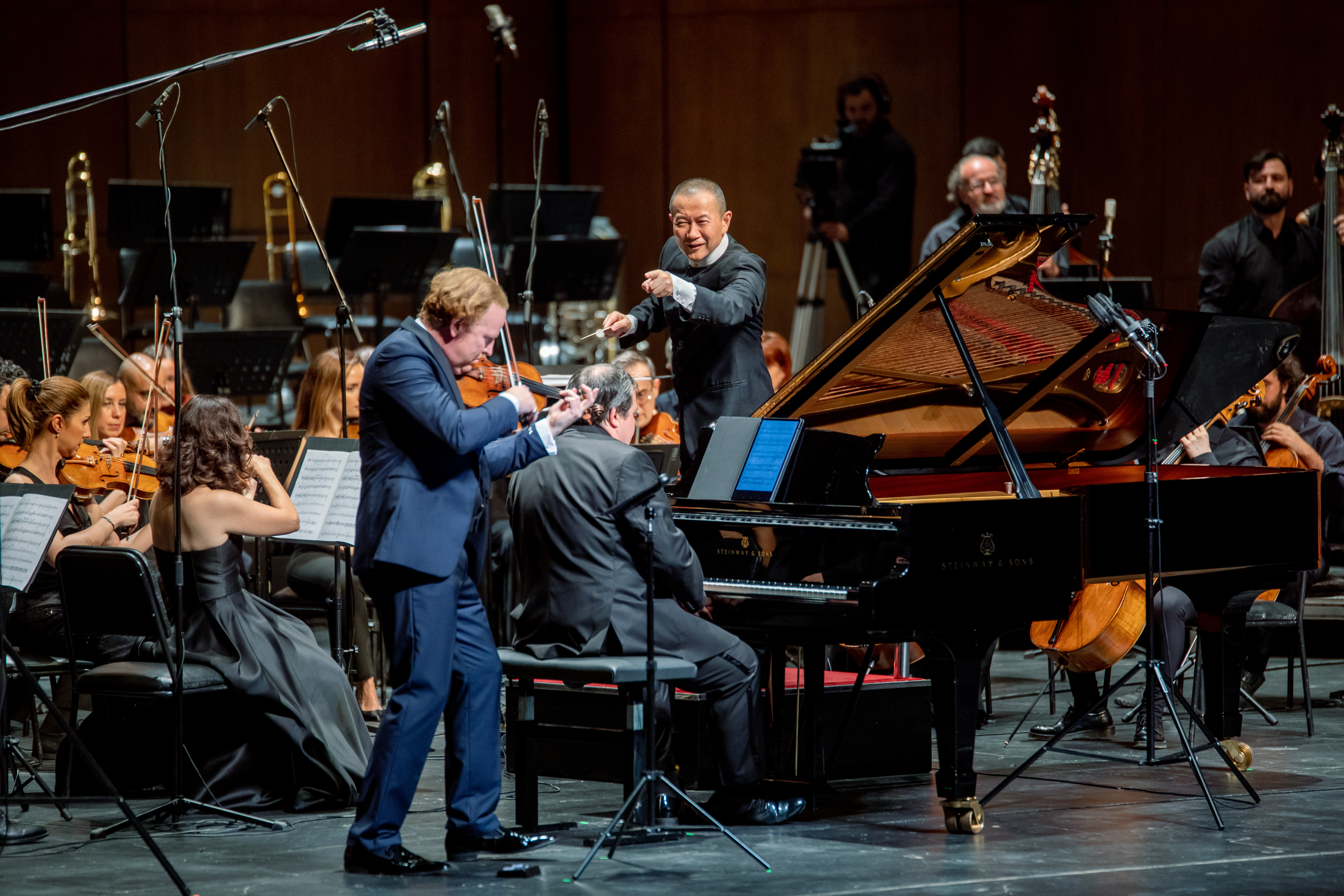 Tan Dun conducts "Double Concerto for Violin and Piano" composed by himself