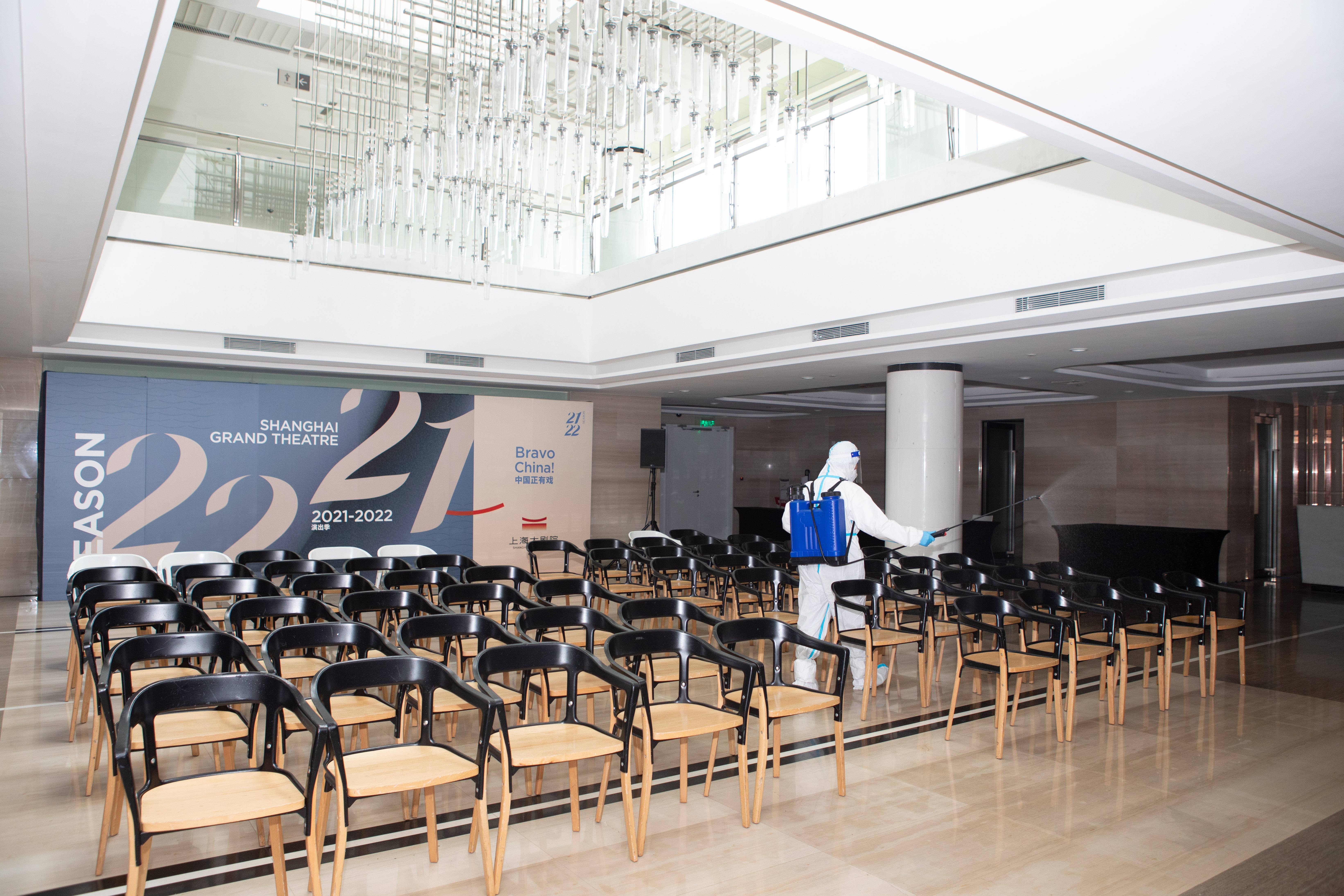 The Shanghai Grand Theater regularly disinfects the theater environment, and disinfects key areas one by one. This is the multi-functional hall.