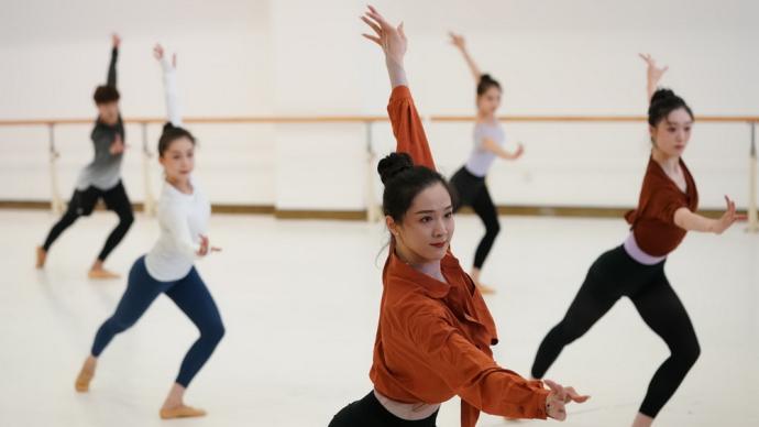 "Dancing to Spring" meets in September Theater, "Perform Yourself with Dance"