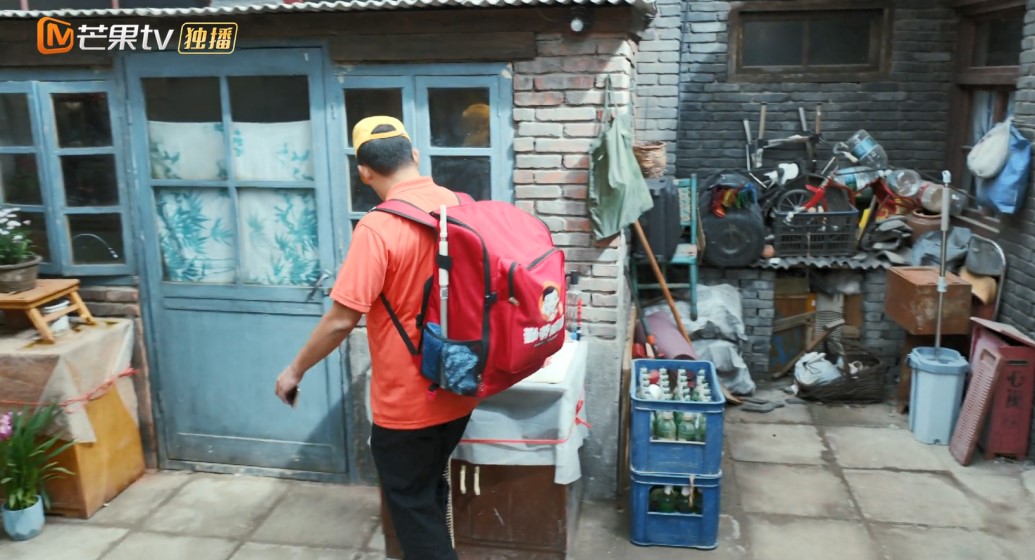 Zhang Weiguo did some housekeeping aunt's work, even if he had suffered hardships