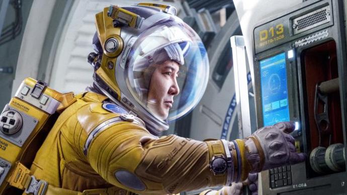 "Walking on the Moon" makes us laugh with tears, and the watch that witnesses the moon landing is equally exciting