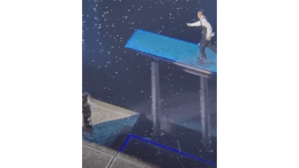 62-year-old Andy Lau shed tears on the concert stage, slid down on the high platform and netizens called it dangerous