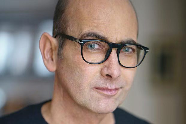 Director Laurent Tirard of "Les Petits Mouchoirs" has passed away at the age of 57.