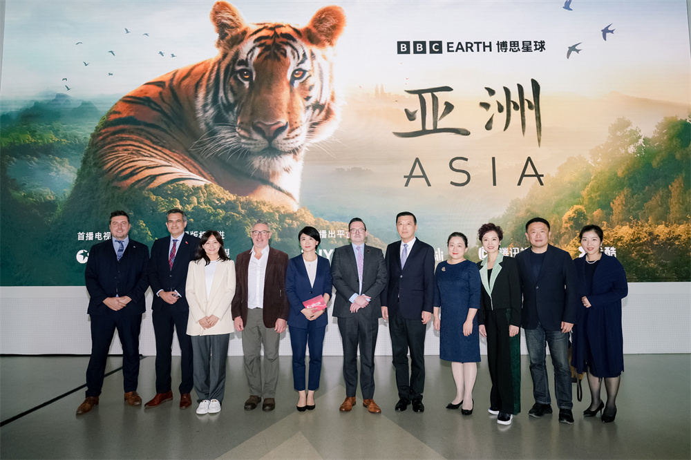 Jonny Keeling Talks About BBC's New Documentary "Asia": Stories of Animals in War Zones Touch the Heart