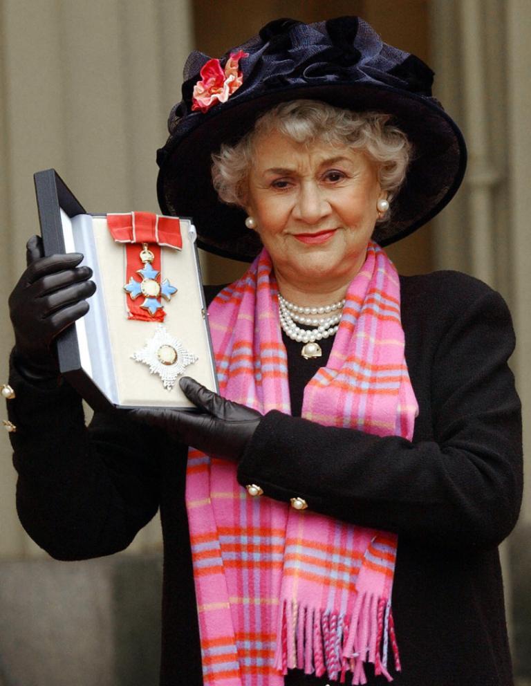 Joan Plowright dies at 95