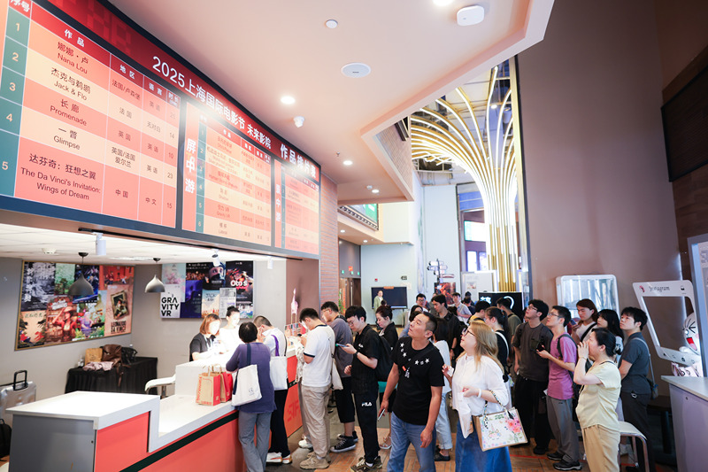 In the future, audiences will "enter" the movies in theaters, and a batch of virtual reality movies will be released in theaters soon