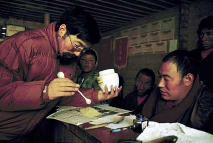 After 20 years of tracking and filming in Tibetan areas, she recorded a "most beautiful rural doctor in China"