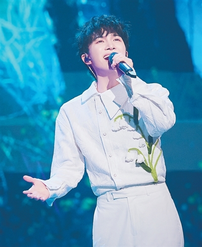 People's Daily interviews young singer Zhou Shen: I'm lucky to have caught up with a good era.