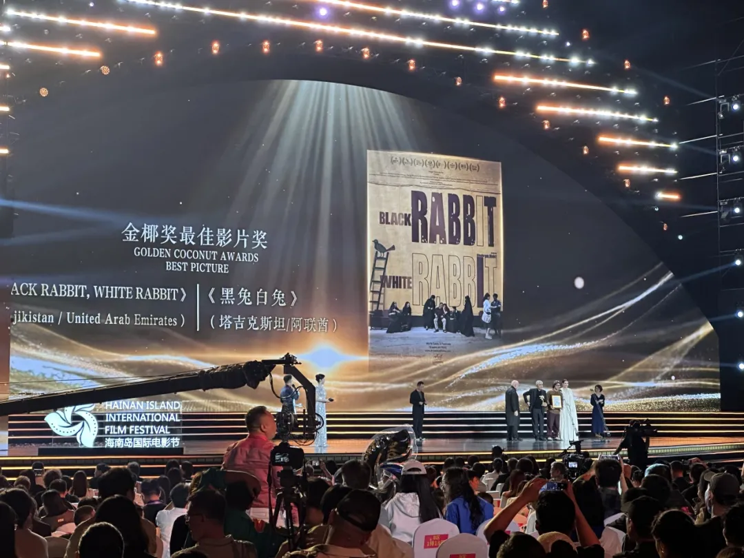 The 7th Shanghai International Film Festival announced the "Golden Coconut" award; director Li Hongqi choked up as he thanked his loved one after receiving the award.