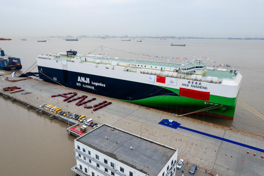 9,500 parking spaces set a new record! The world's largest car ro-ro ship sails to Europe for the first time from Shanghai